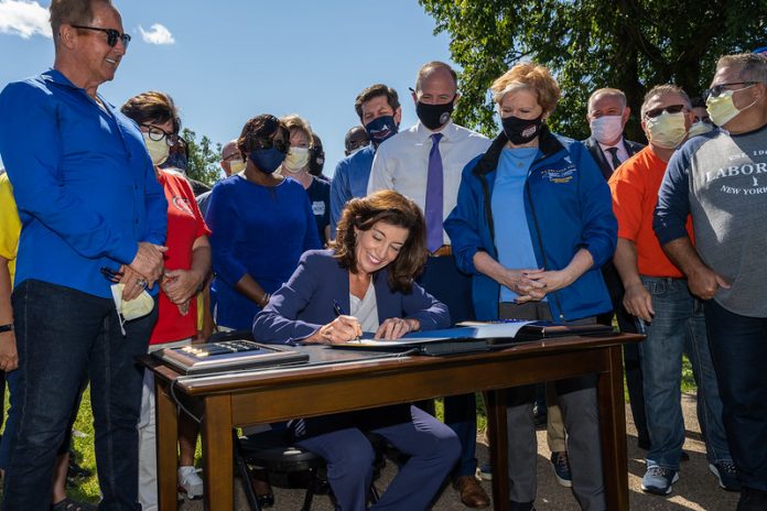 Gov. Hochul signs legislation to improve workers' safety, eliminate wage theft