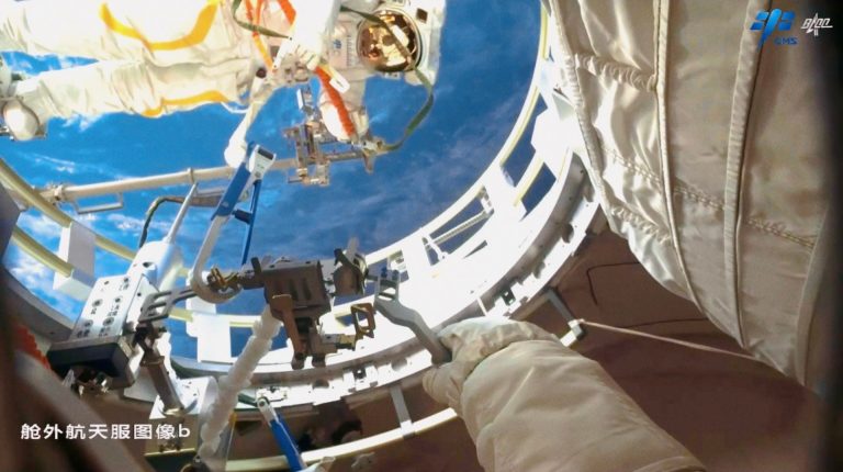 Chinese astronauts Spacewalk outside the new space station