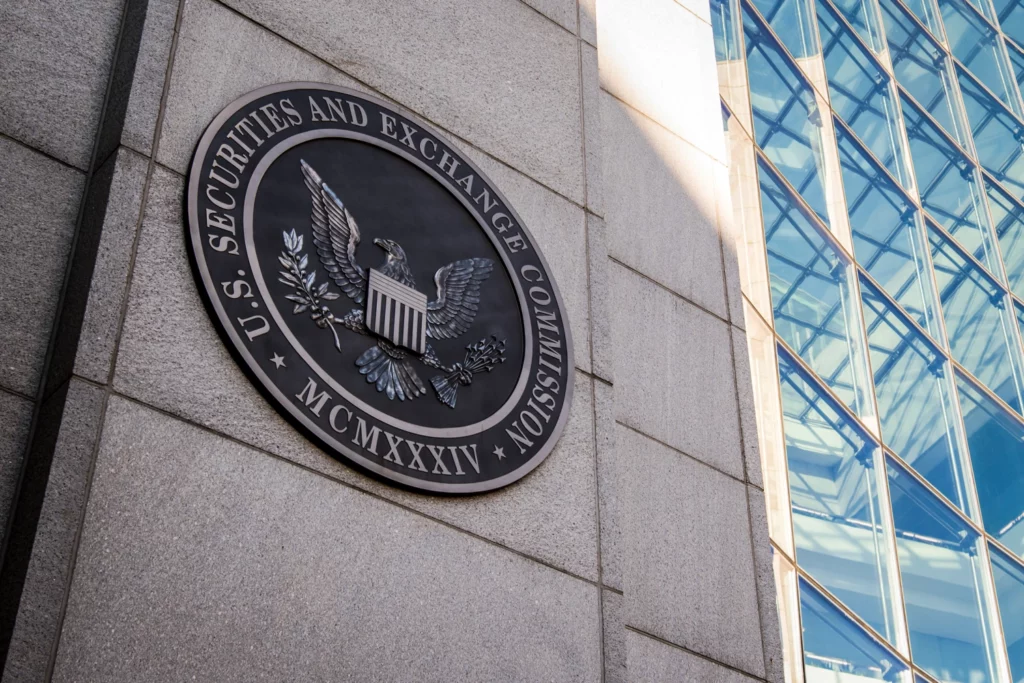Split 2nd Circuit Frees Ex-Apollo Exec From SEC Fraud Fine