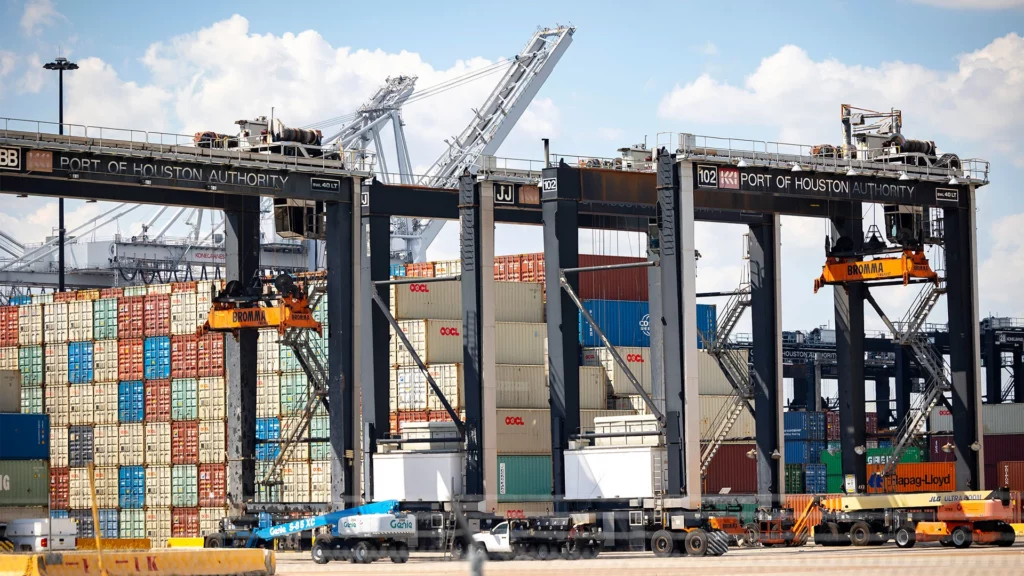 US longshoremen reach tentative deal with ports