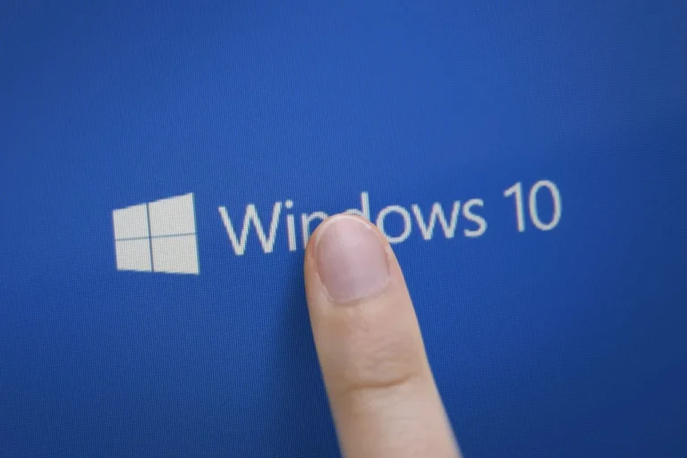 California Man Sues Microsoft Over Windows 10 End-of-Life, Claims AI Market Manipulation