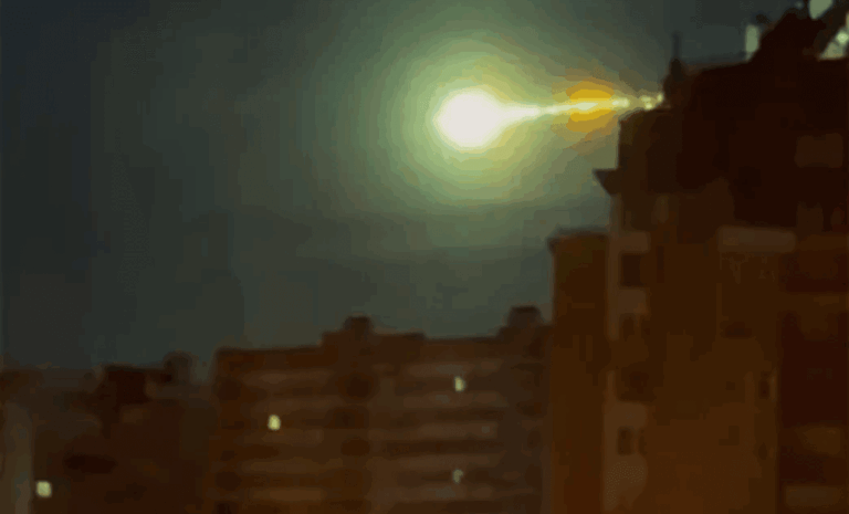 Moscow’s Green Fireball, Public Jitters, And The New Space Risk Era With 3I/ATLAS In The Spotlight