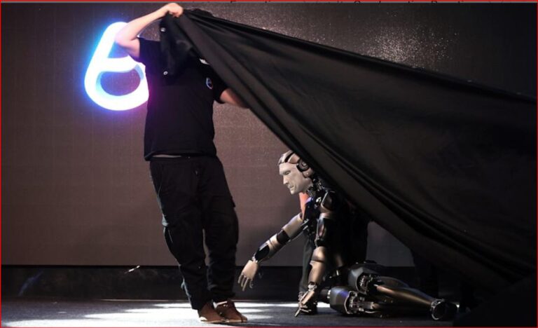 Aldol Robot Falls on Stage During Moscow Debut, Highlighting Russia’s Struggles with humanoid robot