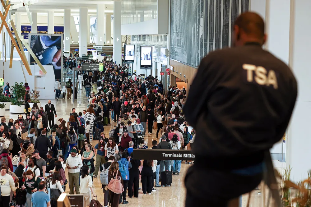 Trump to pay TSA workers amid shutdown