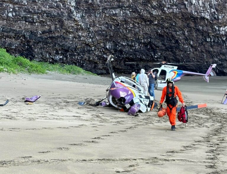 tourist helicopter crashes in Kauai