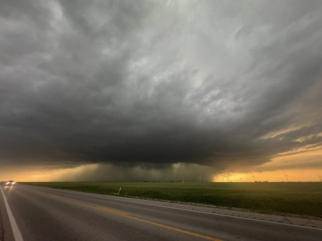 tornado strikes Enid