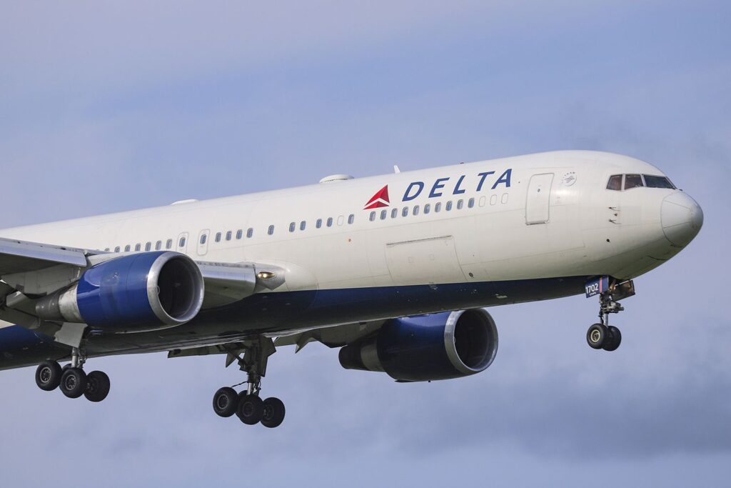 woman gives birth on delta flight