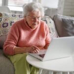 woman-on-laptop-pojoslaw