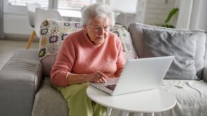 woman-on-laptop-pojoslaw