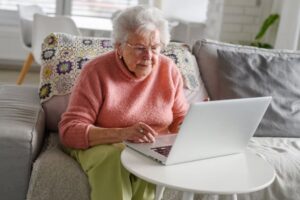 woman-on-laptop-pojoslaw