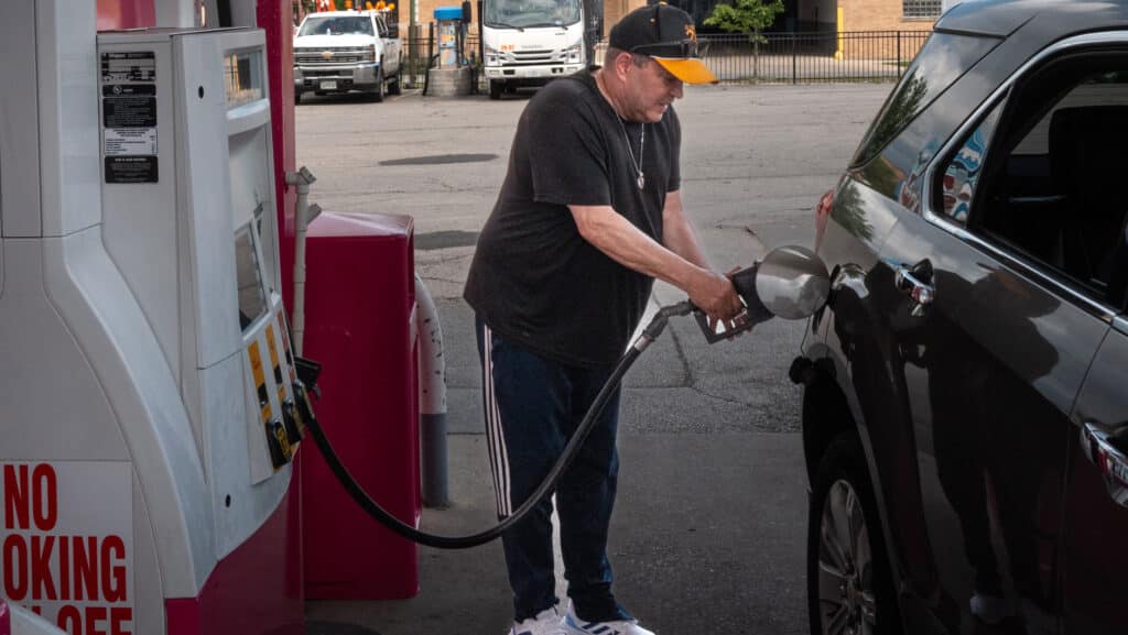 11Biz-Oil-Stocks-Gas-wjfc-videoSixteenByNine3000