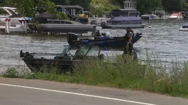 boat capsizes on Geneva Lake