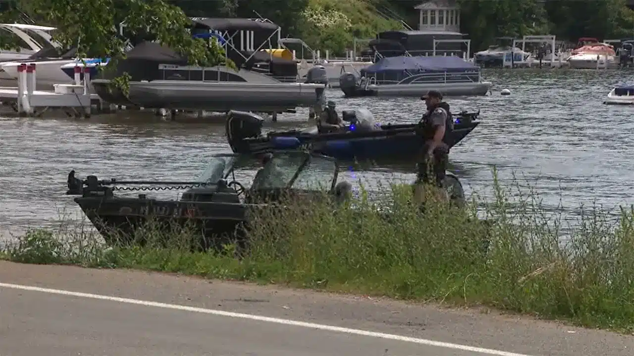 boat capsizes on Geneva Lake