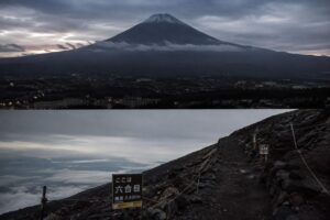 boy left on mount fuji